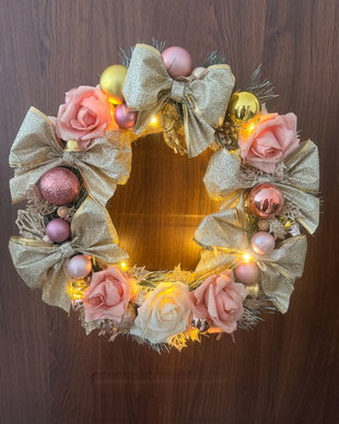 Coroniță Crăciun handmade cu lumini LED, trandafiri realizați manual și fundițe handmade, 40 cm