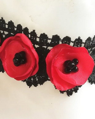 Chocker dantela neagra si trei maci rosii