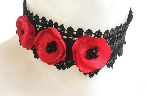 Chocker dantela neagra si trei maci rosii