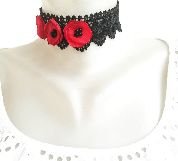 Chocker dantela neagra si trei maci rosii