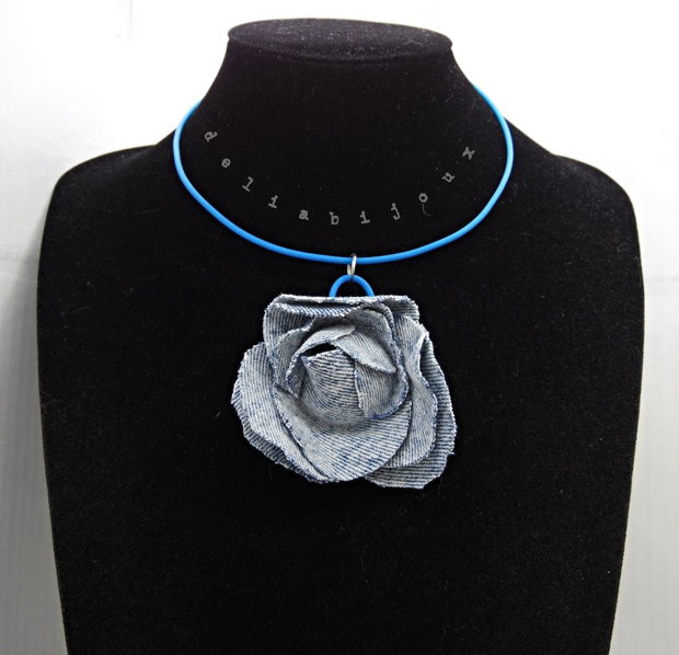 Colier handmade cu floare din denim/blug reciclat bijuterie unicat (cod1425)