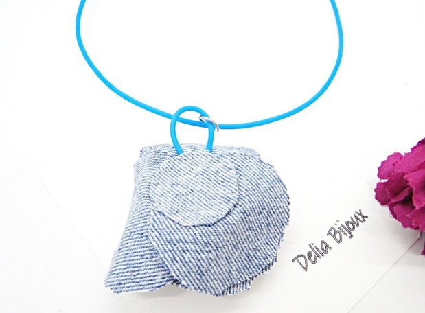 Colier handmade cu floare din denim/blug reciclat bijuterie unicat (cod1425)