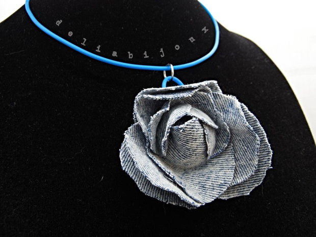 Colier handmade cu floare din denim/blug reciclat bijuterie unicat (cod1425)