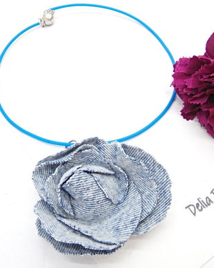 Colier handmade cu floare din denim/blug reciclat  bijuterie unicat eco-friendly (cod1425)