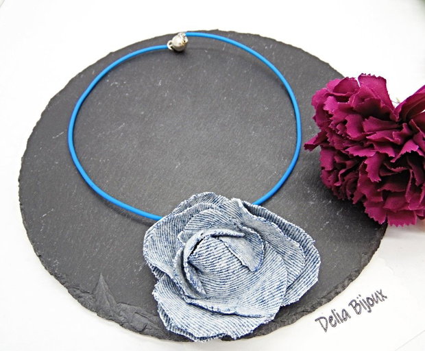 Colier handmade cu floare din denim/blug reciclat bijuterie unicat (cod1425)
