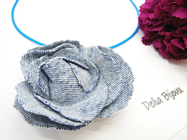 Colier handmade cu floare din denim/blug reciclat bijuterie unicat (cod1425)