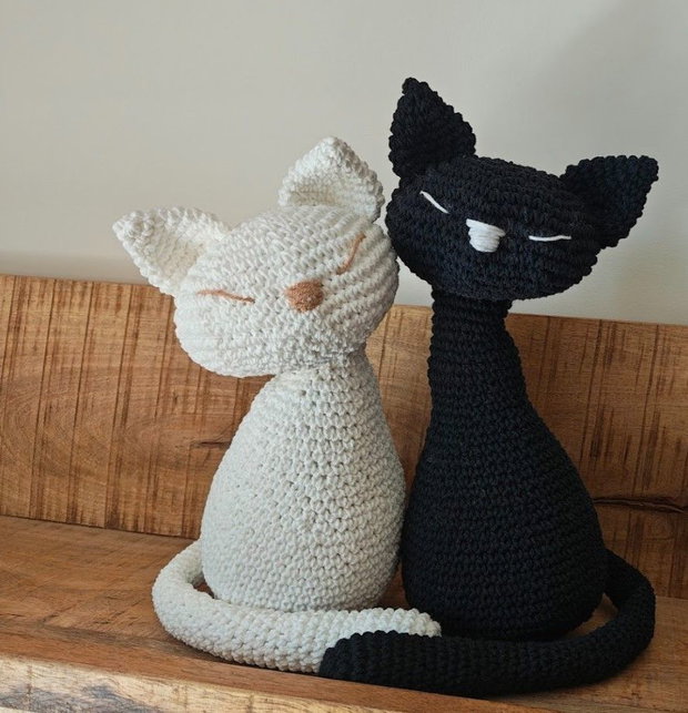 Pisicuțe Yin & Yang by Irina alb si negru