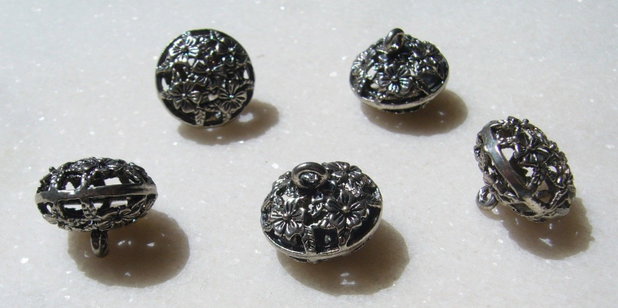 Pandantiv filigranat din metal finisaj argintiu satinat aprox 19.5x12 mm (16 mm cu anoul)