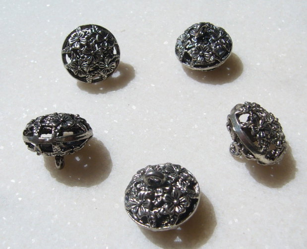 Pandantiv filigranat din metal finisaj argintiu satinat aprox 19.5x12 mm (16 mm cu anoul)