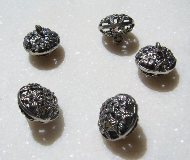 Pandantiv filigranat din metal finisaj argintiu satinat aprox 19.5x12 mm (16 mm cu anoul)