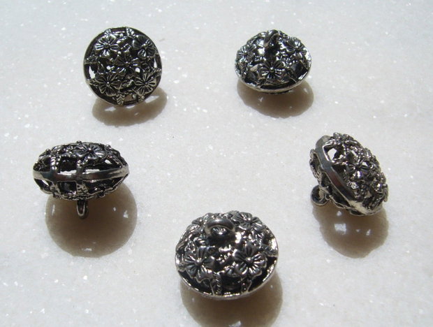 Pandantiv filigranat din metal finisaj argintiu satinat aprox 19.5x12 mm (16 mm cu anoul)