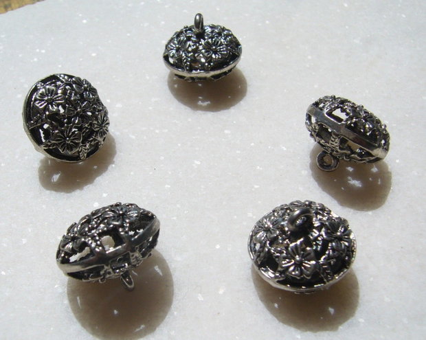 Pandantiv filigranat din metal finisaj argintiu satinat aprox 19.5x12 mm (16 mm cu anoul)