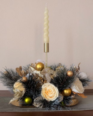 Aranjament mare de Crăciun cu lumânare, îngeraș handmade și trandafiri realizați manual  decor elegant premium