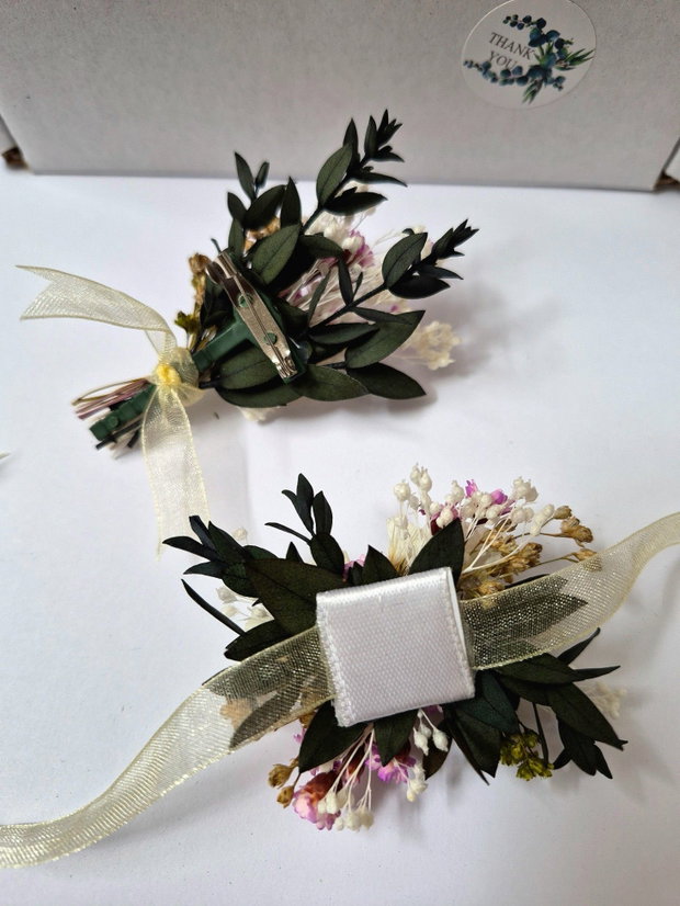 Cocarde Cavaleri de Onoare , Invitați nuntă ( Flori de pus în piept , Butoniere ) / Brățări Domnișoare Onoare ( Corsaje mână ) - flori naturale uscate și stabilizate , Roz Mov , Mov Lila , Alb , Verde