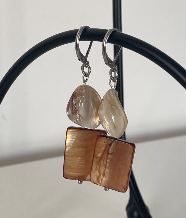 Cercei handmade cu scoica naturala alba si scoica dreptunghiulara caramel