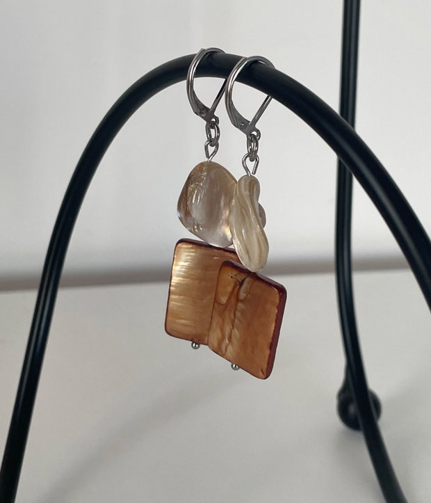 Cercei handmade cu scoica naturala alba si scoica dreptunghiulara caramel
