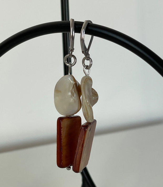 Cercei handmade cu scoica naturala alba si scoica dreptunghiulara caramel