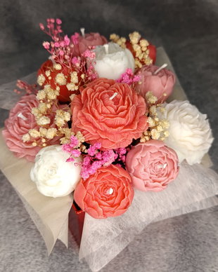 Buchet 11 trandafiri din ceară de cocos în cutie cadou roșie - Aranjament floral parfumat
