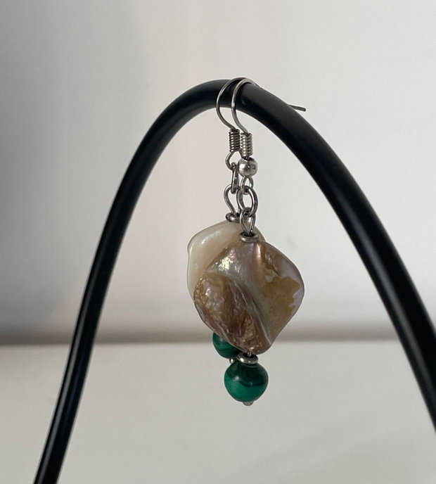 Cercei handmade din scoică și bile de malachit