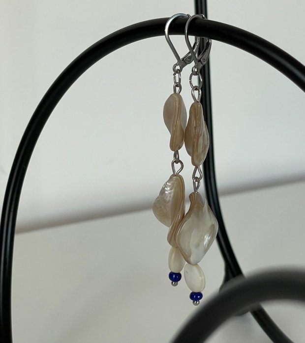 Cercei handmade din scoici și mărgele albastre