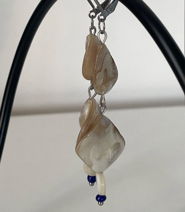 Cercei handmade din scoici și mărgele albastre