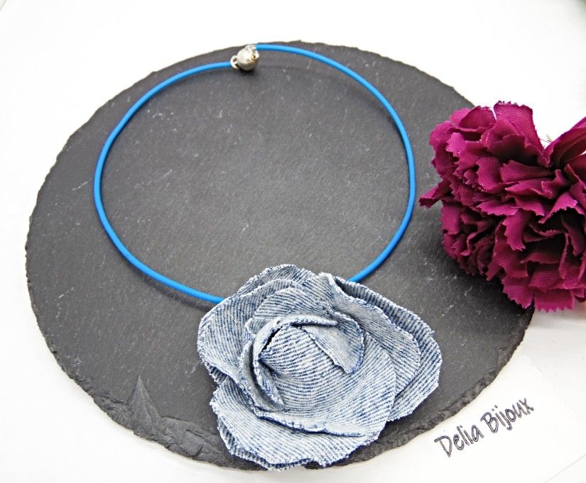 Colier handmade cu floare din denim/blug reciclat bijuterie unicat eco-friendly (cod1425)