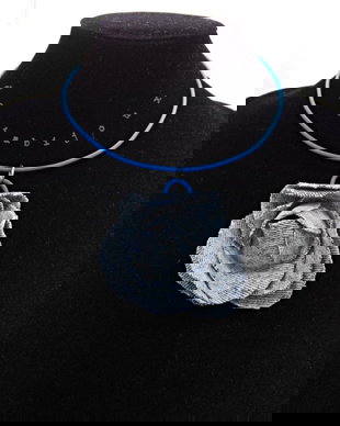 Colier handmade cu floare din denim/blug reciclat bijuterie unicat eco-friendly (cod1425)