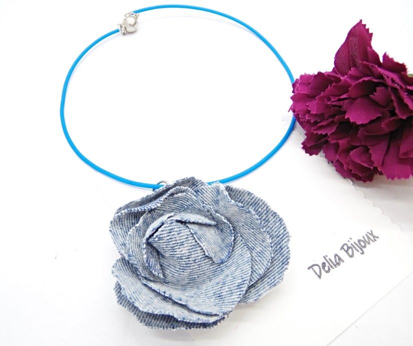 Colier handmade cu floare din denim/blug reciclat bijuterie unicat eco-friendly (cod1425)