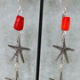 Cercei handmade cu coral si charm-uri stelute de mare