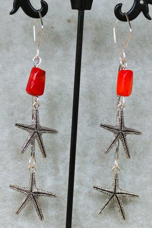 Cercei handmade cu coral si charm-uri stelute de mare