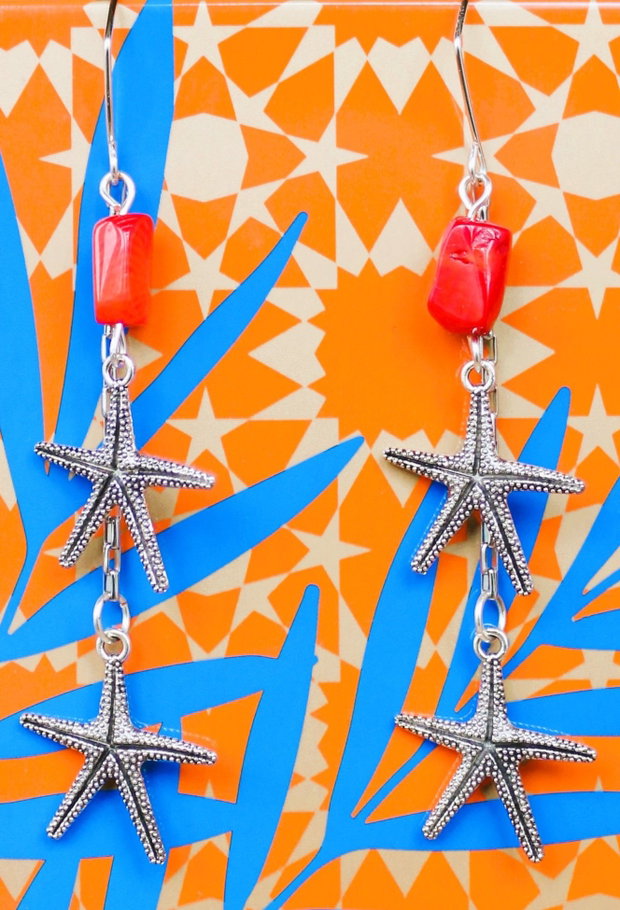 Cercei handmade cu coral si charm-uri stelute de mare