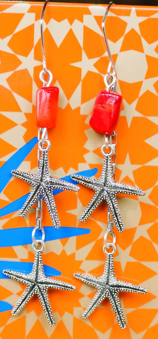 Cercei handmade cu coral si charm-uri stelute de mare