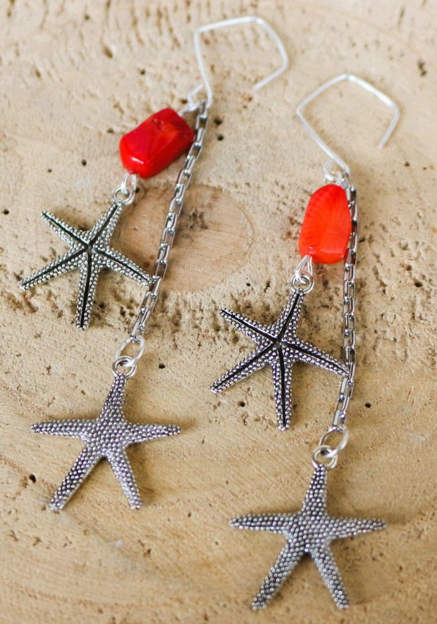 Cercei handmade cu coral si charm-uri stelute de mare
