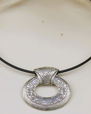Colier handmade cu pandantiv din zamac