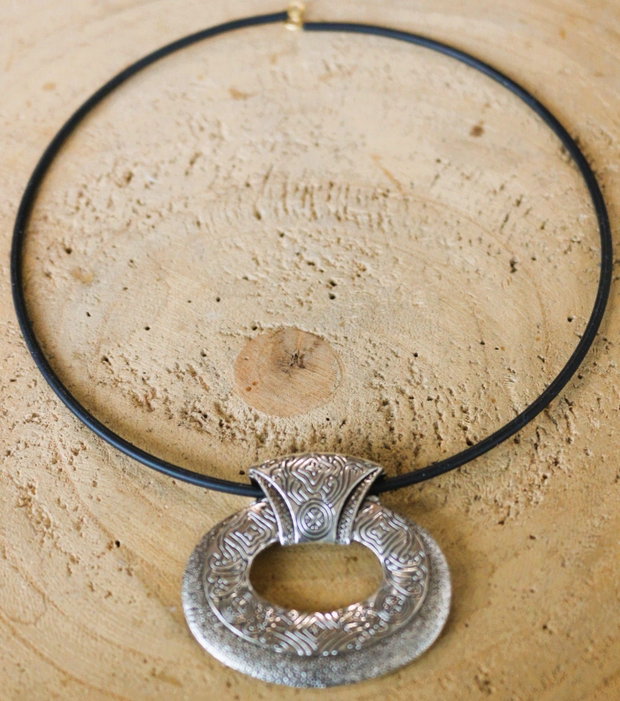 Colier handmade cu pandantiv din zamac