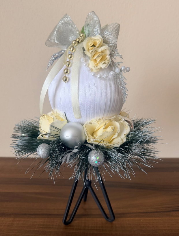 Glob de Vis Eleganță Albă decor handmade de Crăciun cu suport