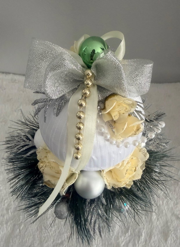 Glob de Vis Eleganță Albă decor handmade de Crăciun cu suport