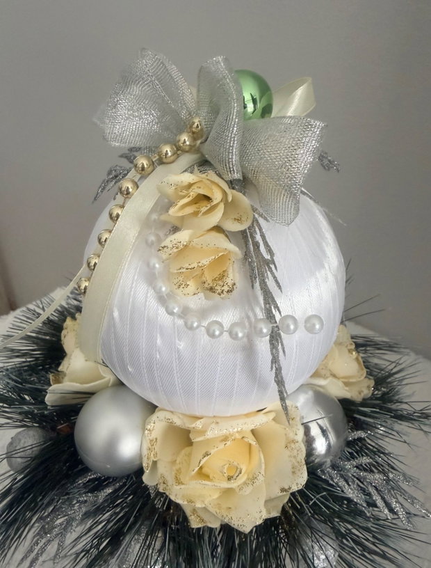 Glob de Vis Eleganță Albă decor handmade de Crăciun cu suport