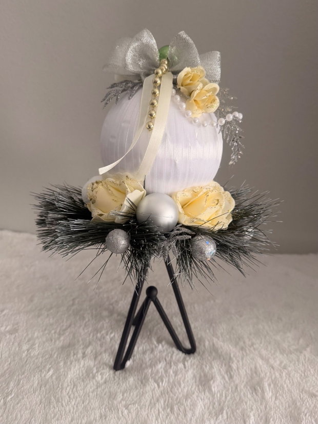 Glob de Vis Eleganță Albă decor handmade de Crăciun cu suport