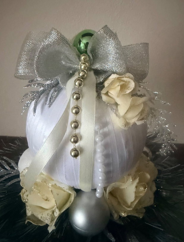 Glob de Vis Eleganță Albă decor handmade de Crăciun cu suport