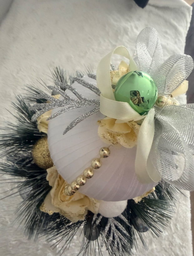 Glob de Vis Eleganță Albă decor handmade de Crăciun cu suport
