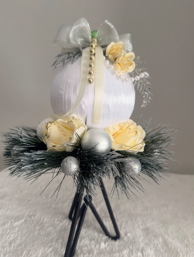 Glob de Vis Eleganță Albă decor handmade de Crăciun cu suport