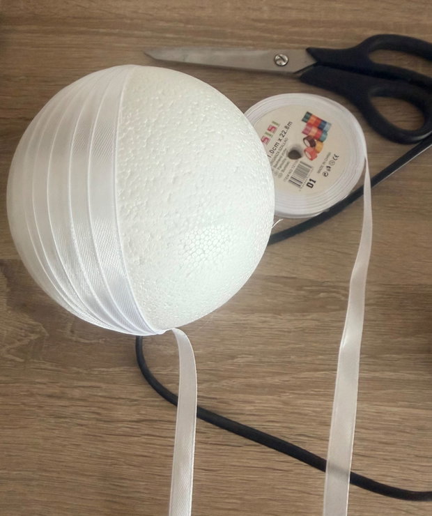 Glob de Vis Eleganță Albă decor handmade de Crăciun cu suport