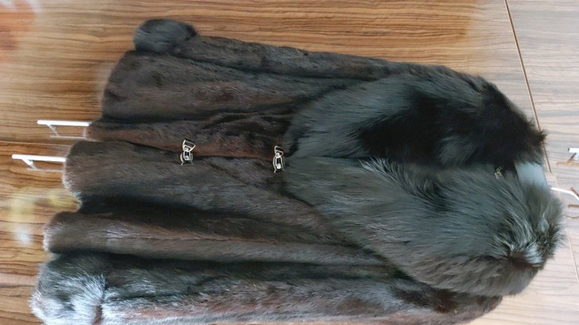 Haină nurcă naturală  lucrată manual  stare impecabilă  mărime 44