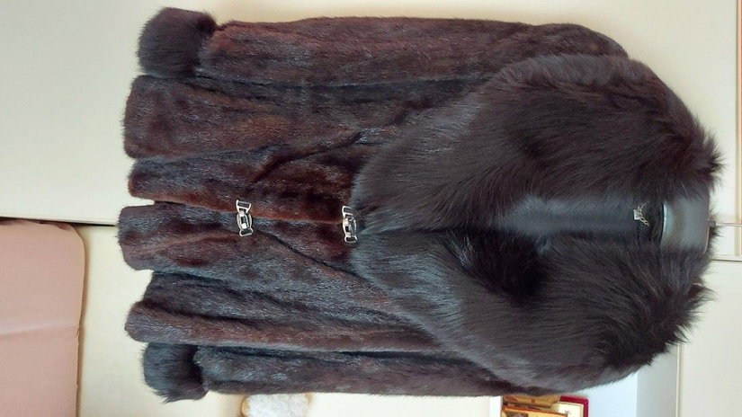 Haină nurcă naturală  lucrată manual  stare impecabilă  mărime 44