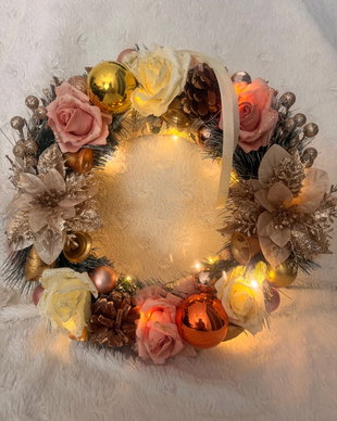 Coroniță de Crăciun Premium  Trandafiri Handmade & Luminițe LED, Crem-Roz