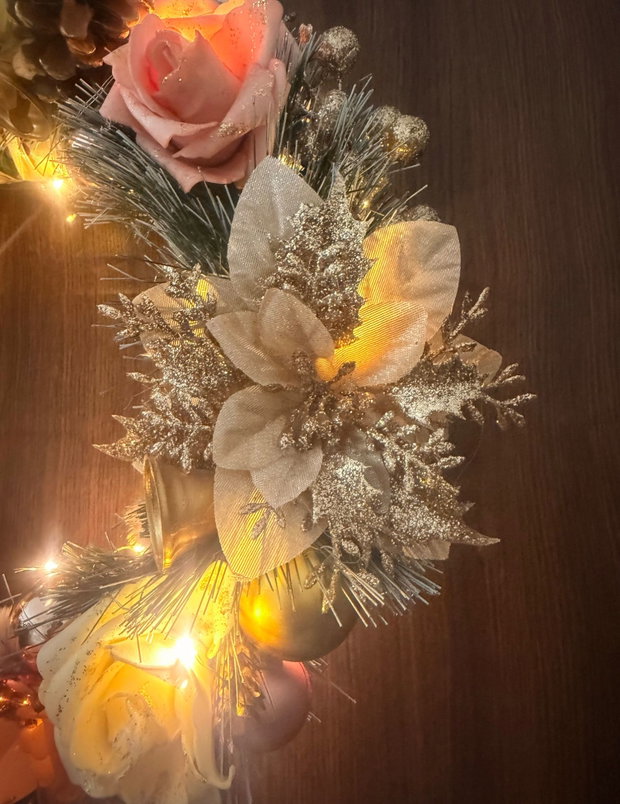 Coroniță de Crăciun Premium Trandafiri Handmade & Luminițe LED, Crem-Roz