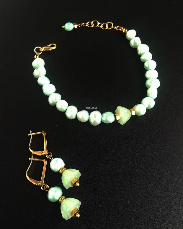 set cu perle si flori de lotus verde pal