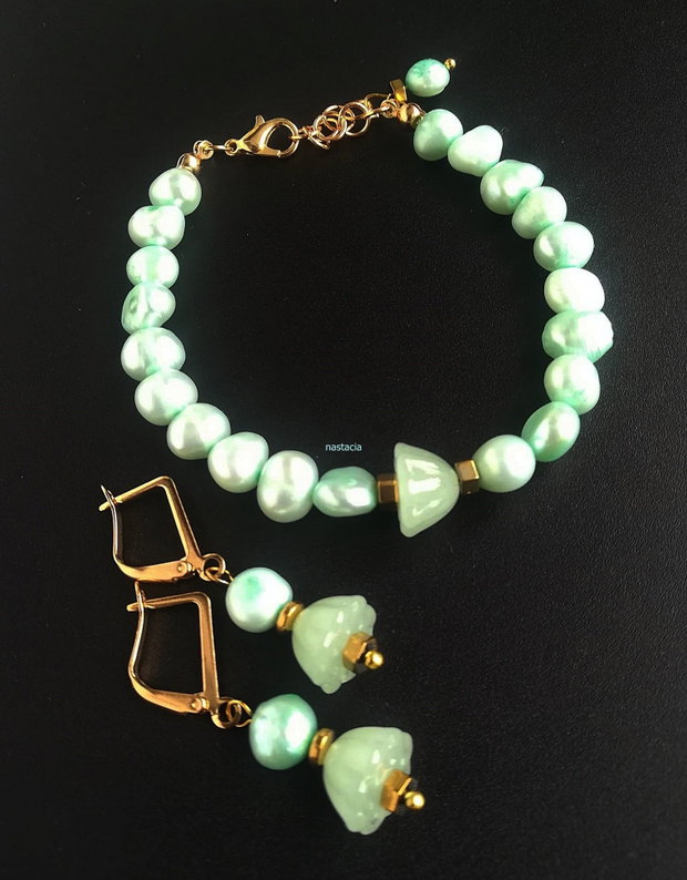 set cu perle si flori de lotus verde pal