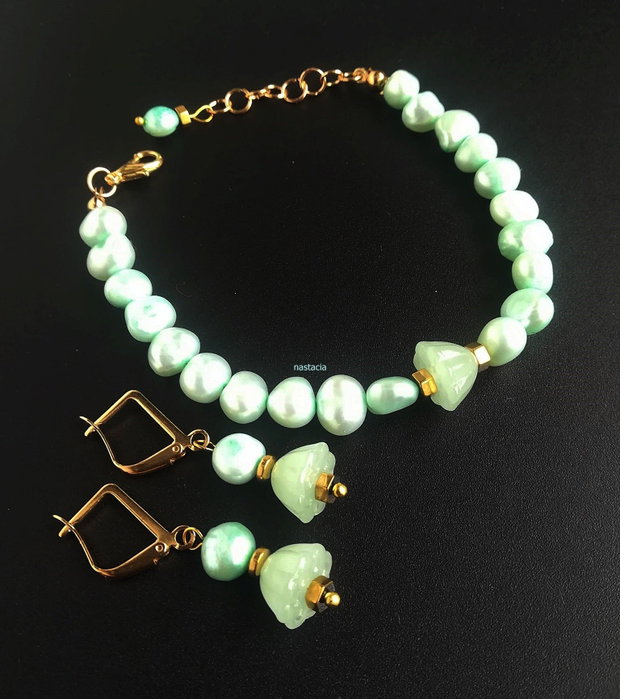 set cu perle si flori de lotus verde pal